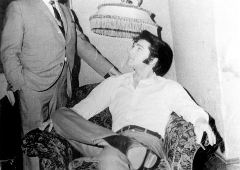 Elvis On set "The Trouble with Girls (and how to get into it)" 1969 Elvis 60s, Elvis Memorabilia, Suspicious Minds, Vintage Stars, Heartbreak Hotel, Elvis Presley Pictures, Elvis Movies, Movie Set, Elvis Presley Photos