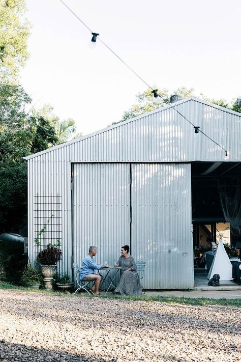 On the Sunshine Coast of Queensland is a corrugated iron shed which has been transformed into a uniquely stylish house by its owners Lisa and Matt Williment. See how they transformed the structure into a home the whole family adores, and have since dubbed the ‘shouse.’ Exterior Paint Colours, Shed House Ideas, Farm Shed, Barn House Design, House Country, Shed Home, Barns Sheds, H Design, Shed Homes