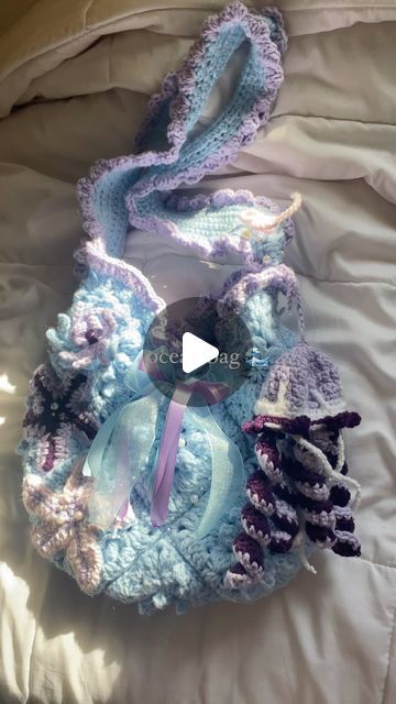 sun kissed stiches. on Instagram: "a special twist on the original ocean bag 🥰 notice the sea anemone 🤭  . . . #crochet #crochetbag #cutecrochet#crochetersofinstagram #oceancore #jellyfish" Crochet Ocean Theme, Crochet Jellyfish Bag, Ocean Bag Crochet, Crochet Sea Bag, Crochet Present Ideas, Crochet Ocean Bag, Crochet Bag Accessories, Crochet Bag Ideas, Ocean Crochet