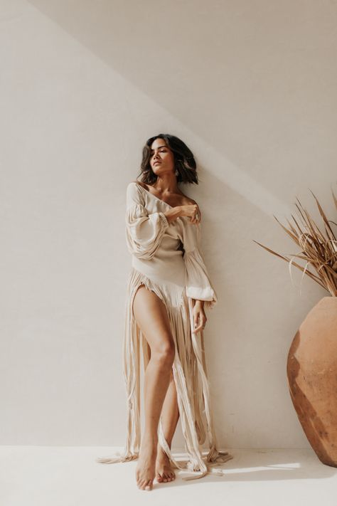 Tropical Elopement, Boho Photoshoot, Look Boho Chic, Studio Photography Fashion, Photoshoot Studio, Photographie Portrait Inspiration, Studio Photoshoot, Model Poses Photography, Fashion Photography Poses