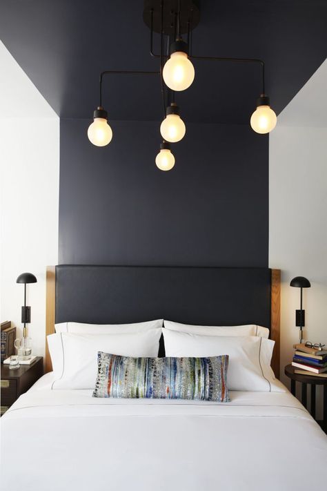 Black Headboard, 아파트 인테리어, Bedroom Black, Trendy Bedroom, Bedroom Hotel, Design Del Prodotto, The Ceiling, Bedroom Lighting, Travel Inspo