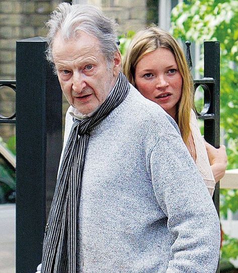 Freud with Kate Moss at Jude Law and Sadie Frost's son Rudy's first birthday party Kate Moss Lucian Freud, Lucien Frued, Lucian Freud Kate Moss, Lucian Freud Portraits, Lucian Freud Paintings, Lucien Freud, Woman Sleeping, Lucian Freud, Abstract Portrait Painting