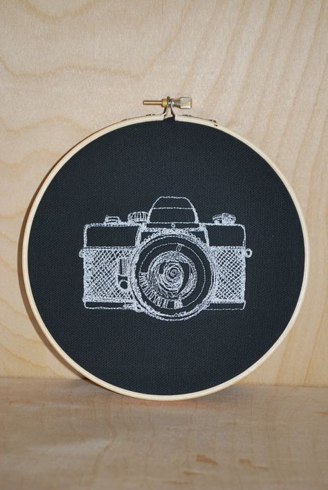 Camera Camera Embroidery, Lazy Daisy Stitch, Embroidery Transfers, Embroidery Patterns Vintage, Modern Embroidery, Embroidery Hoop Art, Vintage Camera, Vintage Embroidery, Hand Embroidery Patterns