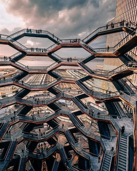 Mind-blowing architecture 🤯 New York City, United States 📷 @richephotos_ Follow @billionairehouses_ for more ! ➖➖➖➖➖➖➖➖➖➖➖ #luxuryhouse… Thomas Heatherwick, Hudson Yards, Destination Voyage, Futuristic Architecture, City Aesthetic, Love Is In The Air, Beautiful Buildings, Best Vacations, Architecture Photography