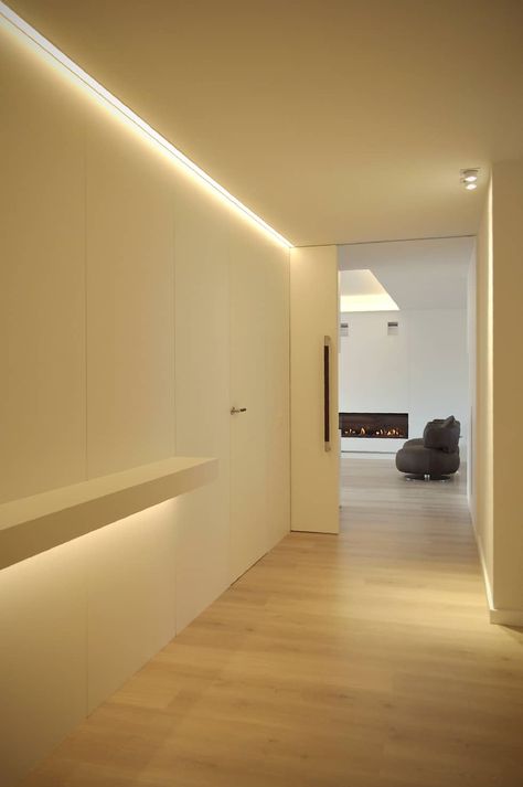 Pasillos, vestíbulos y escaleras de estilo por Rardo - Architects Blitz Design, Hidden Lighting, Corridor Lighting, New Staircase, Ceiling Design Living Room, Faux Plafond, Cove Lighting, Stair Lighting, Indirect Lighting