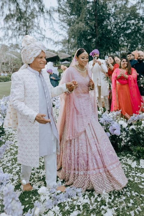 Indian bride walking down the aisle with her father Indian Bridal Entry, Bridal Entries, Bridal Entry Ideas, Father Of The Bride Attire, Wedding Outfits Indian, Father Of The Bride Outfit, Wedding Walk, Bridal Entry, Wedding Dresses Men Indian