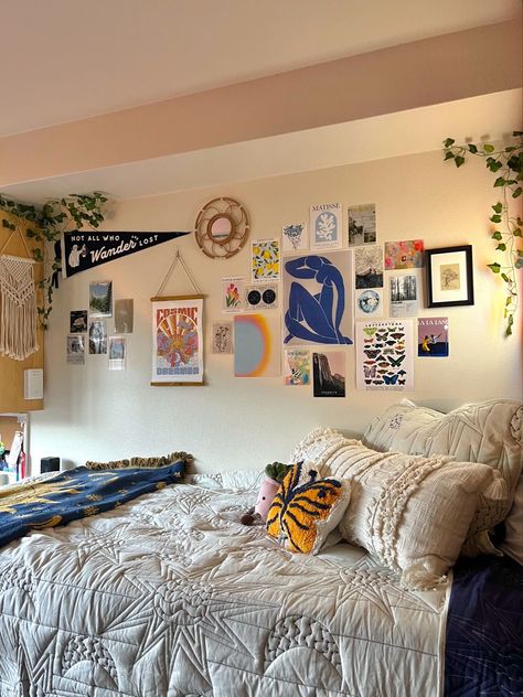 cozy dorm room cozy dorm room  ideas cozy dorm room  aesthetic cozy dorm room  ideas boho cozy dorm room  ideas simple cozy dorm room  ideas minimalist Dorm Room Ideas Artsy, Cozy Dorm Room Ideas Aesthetic, Simple College Apartment Bedroom, Dorm Inspo Boho, Simple College Dorm Room Ideas, Cozy Dorm Room Ideas Boho, Surf Dorm Room, Dorm Room Indie, Dorm Tapestry Ideas