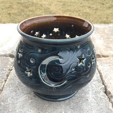 Plant Pottery Ideas, Whimsigoth Ceramics, Pinch Pot Ideas Aesthetic, Gothic Pottery Ideas, Pinch Pot Ceramics Ideas, Pottery Aesthetic Ideas, Clay Containers Ideas, Mystical Ceramics, Punk Pottery