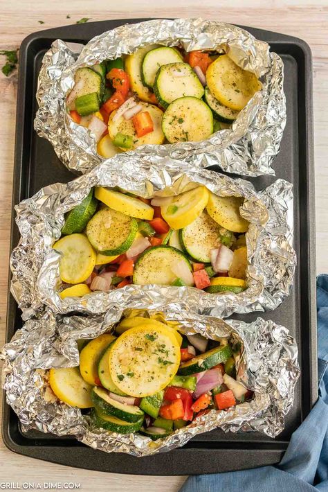 Grill Vegetables In Foil, Chicken In Foil, Tin Foil Dinners, Chicken Foil Packets, Foil Packet Dinners, Foil Dinners, Foil Pack Meals, Easy Macaroni, Foil Packet Meals