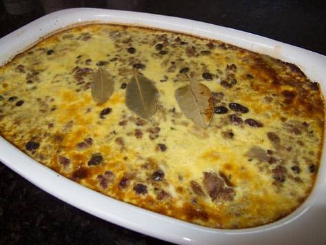 Bobotie Recipe South Africa, South African Bobotie Recipe, South African Bobotie, Bobotie Recipe, Yellow Rice Recipes, South African Dishes, African Spices, International Party, Coconut Shavings