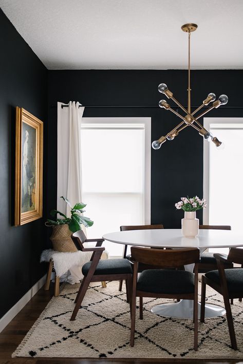 modern black dining room with walnut chairs Black White Walnut Living Room, Mexican Modern Dining Room, Modern Dining Room Colors, Dark Modern Dining Room, Black Dining Rooms, Black White Dining Room, All Black Room, Modern Black Dining Room, Black Room Design