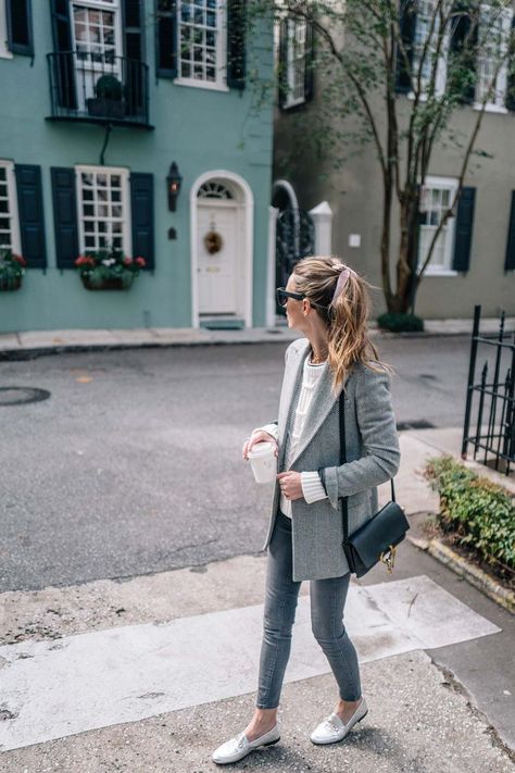 Fall fashion -- How to style an oversized blazer via Jess Ann Kirby Blazer And Jeans, Fall Fashion Coats, Blazer Outfits Casual, Blazer Pattern, Looks Jeans, Blazer Outfit, Looks Party, Elegante Casual, Cooler Look