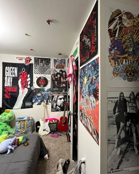 mia on Instagram: “Too chill” Rocker Room, Music Room Ideas, Rock Room, Room Couches, Dorm Inspo, Rocker Girl, Room Inspiration Bedroom, Room Ideas Bedroom, Music Room