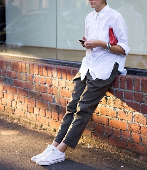 I'm obsessed with the oversized white shirt and skinny cargo/khaki combo. Like so. Red Clutch Outfit, Tomboy Chic Outfits, Tomboy Stil, Converse Outfits, Estilo Hippy, Neue Outfits, Outfits With Converse, Looks Black, Tomboy Fashion