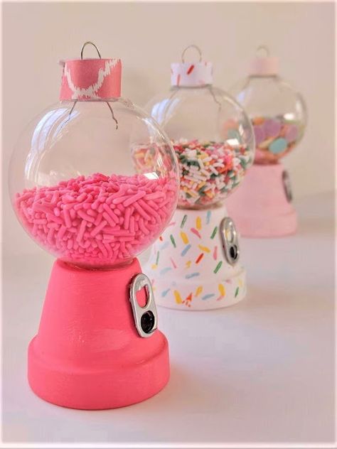 Easy Ornaments To Make, Cute Gumball Machine, Diy Ornaments Christmas, Diy Gumball Machine, Diy Christmas Candy, Office Candy, Bubble Gum Machine, Easy Ornaments, Ornaments To Make