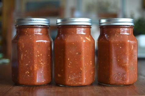 Pasta Sauce Canning Recipe, Canning Pasta Sauce, Roma Tomato Sauce, Roma Tomato Recipes, Pasta Sauce With Fresh Tomatoes, Canning Tomatoes Recipes, Garlic Pasta Sauce, Food In Jars, Garlic Spaghetti