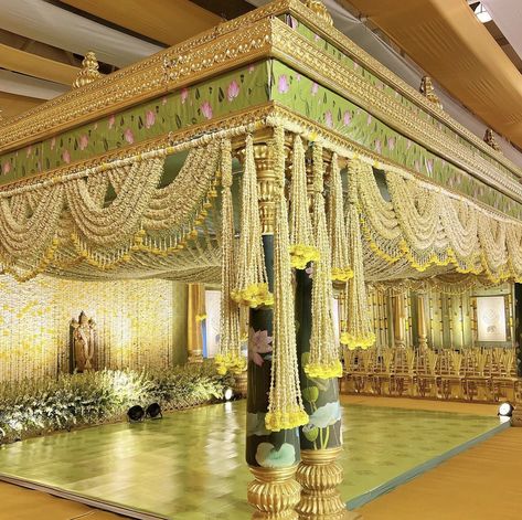 Pelli Decoration, Marriage Hall Decoration, Mandap Ideas, Leaf Decor Wedding, Stage Backdrops, Hindu Wedding Decorations, Indian Wedding Stage, Small Wedding Decor, Mandap Design