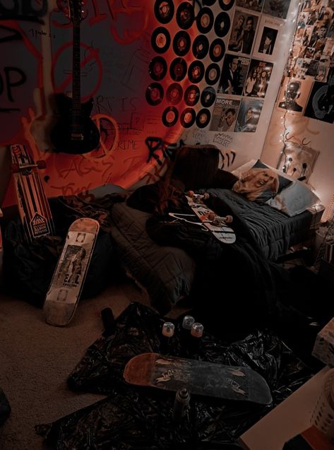 Messy Room Aesthetic Grunge, Emo Teen Boy, Messy Room Aesthetic, Teen Room Designs, Grunge Bedroom, Teenager Bedroom Boy, Emo Teen, Teenage Boy Room