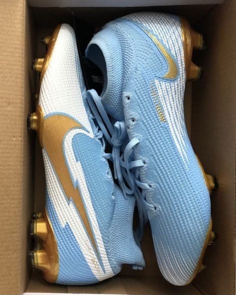 Aesthetic Soccer Cleats, Preppy Soccer Cleats, Soccer Cleats Aesthetic, Best Football Shoes, Custom Soccer Cleats, Blue Soccer Cleats, Custom Cleats, Womens Soccer Cleats, Cool Football Boots