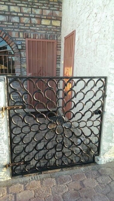 The gate Kevin made for our house in Mexico... Out of our horses shoes! Horseshoe Crafts Projects, Horseshoe Projects, Horseshoe Decor, Horseshoe Crafts, Welding Art Projects, Equestrian Decor, Horse Crafts, Horseshoe Art, Metal Welding