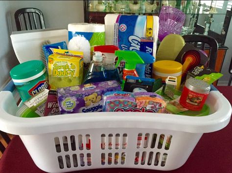 Cleaning Product Gift Basket, Adult Christmas Basket Ideas, Household Gift Basket Ideas, Kitchentea Idees, Cleaning Basket Gift, Adult Gift Basket Ideas, Cleaning Gift Basket Ideas, Cleaning Supplies Gift Basket, New Apartment Gift Basket