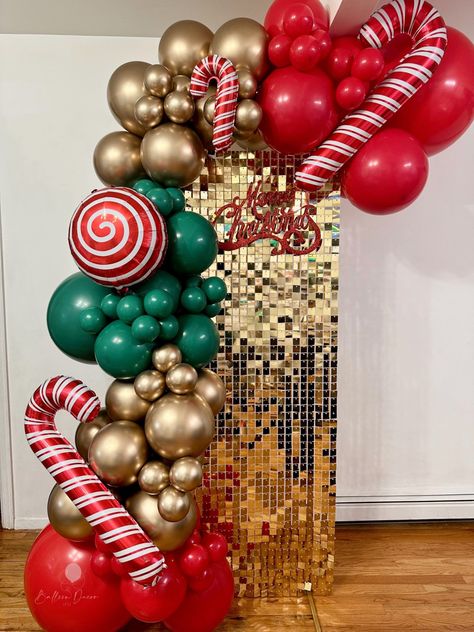 Christmas balloon garland decor!🎄 Gold Christmas Balloon Garland, Ugly Christmas Sweater Balloon Garland, Rustic Christmas Balloon Garland, Christmas Birthday Theme Party, Balloon Christmas Backdrop, Christmas Party Decorations Balloons, Christmas Ballon Arc, Xmas Balloon Garland, Birthday Christmas Decorations