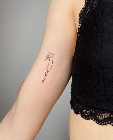 Small Line Art Tattoos Woman, One Line Iris Tattoo, Tiny Lilly Tattoo, Iris Tattoo Small Simple, Narcissus Flower Tattoo Minimalist, Simple Dafodill Tattoo, Iris Minimalist Tattoo, Welsh Daffodil Tattoo, Single Line Lily Tattoo