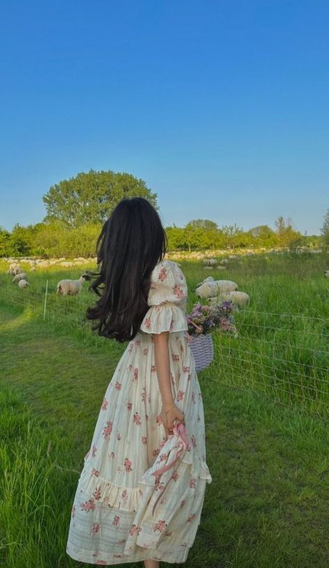 Feminine Dresses Aesthetic, Posing Ideas For Women Outdoor, Photos Hacks, Cottage Dresses, Quince Pics, Cottage Core Photoshoot, Dreamy Picnic, Natural Short Hairstyles, Long Spring Dresses