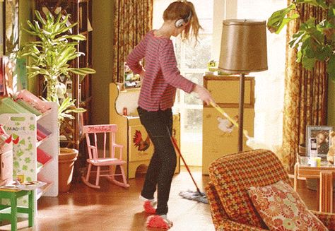 22 Signs You’re An Old Person Trapped In A Young Person’s Body Woman Cleaning, Cleaning Fun, Tidy House, Get Over Your Ex, Clean My House, Lazy Girl, Innovative Ideas, Tidy Up, Spring Cleaning