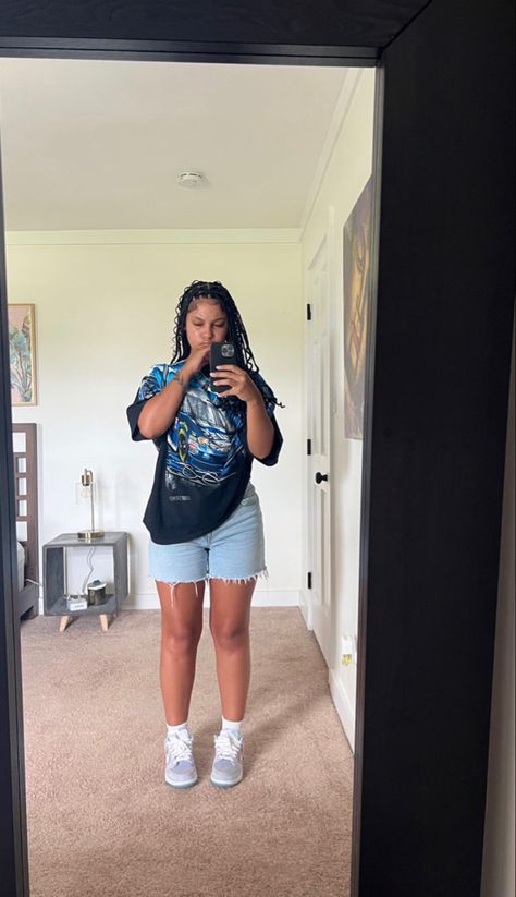 Sneakerhead Summer Outfits, Aesthetic Pictures Of Outfits, Streetwear Summer Outfits Black Women, Summer Fits Black Women Plus Size, Swag Summer Outfits, Outfits With Jorts Black Women, Girly Outfit Ideas Summer, Shorts Outfits Streetwear, Streetwear Shorts Women