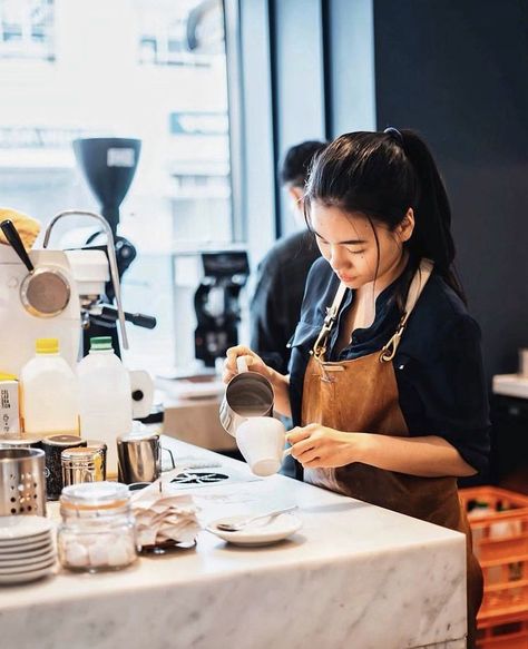 Barista, Australia #mobilebusinessnameideas #vector🛎️ Barista Photoshoot Ideas, Coffee Barista Outfit, Barista Aesthetic Female, Ulzzang Barista, Cafe Uniform Aesthetic, People At Coffee Shop, Cafe Barista Outfit, Cafe Worker Outfit, Cute Barista Outfit