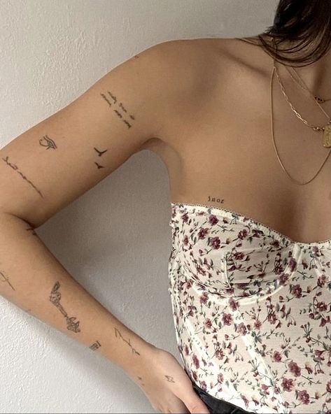 Pola Tato, Writing Tattoos, Petite Tattoos, Tattoos Geometric, Classy Tattoos, Discreet Tattoos, Dainty Tattoos, Subtle Tattoos, Sleeve Tattoos For Women