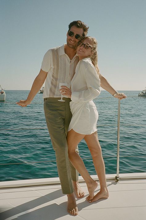 Boat Party Outfit, Yacht Photoshoot, Boat Engagement Photos, Yacht Party Outfit, Old Money Couple, Cute Proposal Ideas, Money Couple, Yachts Girl, Pink Green Wedding