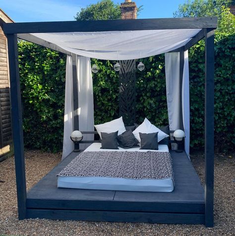 Woman makes £70 Love Island style day bed in back garden using old pallets Love Island Villa, Giant Beds, Sun Bed, Grey Stained Wood, Diy Daybed, Exterior Wood Stain, Diy Water Fountain, Island Villa, Outdoor Daybed