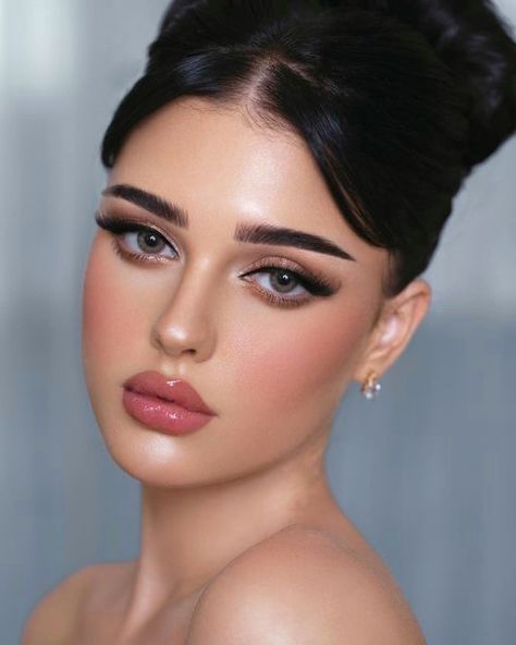 Hair Up Makeup Looks, Makeup Looks For Wedding Bride, Look Make Up, Wedding Makeup Looks For Bride, Pretty Makeup Looks Natural, Arab Wedding Makeup, Barbie Look Makeup, Makeup Glam Looks, Brides Makeup Wedding