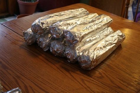 Wrap Veggies in Aluminum Foil  Before storing broccoli, lettuce and celery, wrap it in aluminum foil. The foil will help to keep veggies crisp for up to 4 weeks. Just wrap in foil and store in your fridge’s crisper drawer. Instead of throwing out lettuce and other vegetables a few days after you buy them, you can keep them for up to a month so you don’t have to rush to eat them the minute you get home from the grocery store. Kalay, Nyttige Tips, Head Of Lettuce, Tin Foil, Think Food, 21 Day Fix, Back To Nature, Baking Tips, Cooking Kitchen