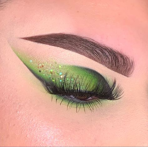 Green Halloween Makeup Looks, Green And Brown Eyeshadow Looks, Green Skeleton Makeup, Elphaba Inspired Makeup, High Glam Makeup, Green And Black Makeup Looks, Black And Green Eyeshadow, Green And Black Eye Makeup, Black And Green Makeup