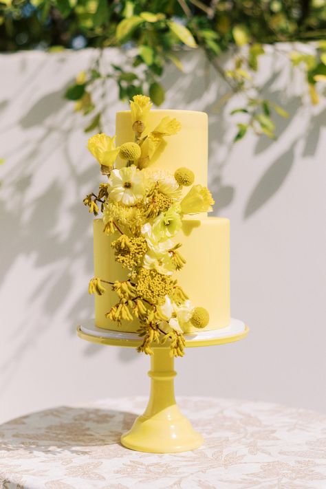 Showstopper gold and yellow wedding cake featuring real flowers and monochrome aesthetic Yellow And Gold Cake, Gold And Yellow Wedding, Wedding Cake Yellow Flowers, Desert Chic Wedding, Cake Engagement, Wedding In Arizona, Yellow Wedding Cake, Cake Yellow, Paradise Valley Arizona