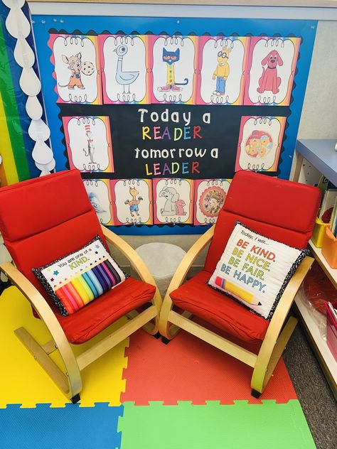 Preschool Library Center Ideas Reading Corners Bulletin Boards, Class Library Ideas Preschool, Kindergarten Library Center Ideas, Book Area Preschool Reading Corners, Library Centers Kindergarten, Book Area Preschool, Book Center Preschool Classroom, Classroom Library Preschool, Storybook Character Classroom Theme