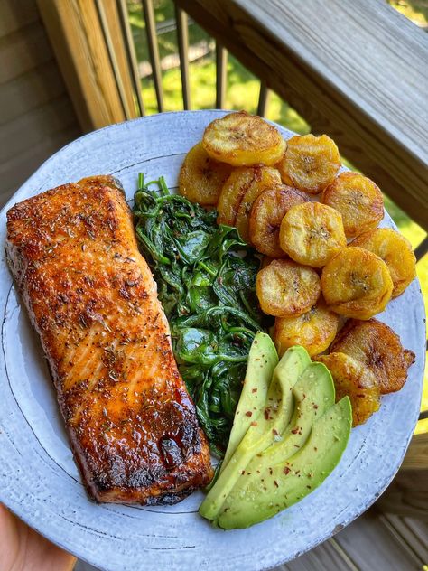 Air-Fryer Salmon and Fried Plantains Dinner! This perfect meal is one of my favorites as of late for a few reasons: it comes together in under 20 minutes, it’s insanely delicious, gluten free, extremely healthy, has simple ingredients, and is incredibly satisfying. Plantain Dinner Recipes, Salmon Healthy Meals, Extremely Healthy Meals, Salmon Dishes Healthy, Easy Healthy Air Fryer Dinner Recipes, Protein Meals Dinner, Plantain Meals, Protein Meal Prep Lunch, Salmon Healthy Recipes