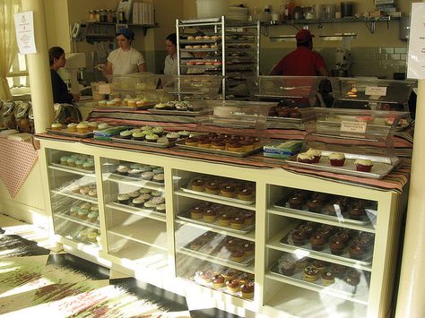 Magnolia Bakery: Interior | Flickr - Photo Sharing! Donut Shop Display Cases, Diy Bakery Display Case, Diy Bakery Display, Baking Center, Concrete Shower, Donut Display, Bakery Cupcakes, Bakery Display Case, Opening A Bakery