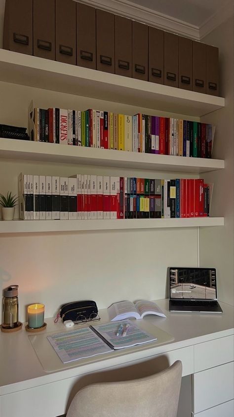 Lawyer Study Room, Bedroom Decor Student, Lawyer Bedroom Aesthetic, Law Student Bedroom, Law Student Apartment, Law Student Room Decor, Law Student Books, Law Student Study Aesthetic, Law Class Aesthetic