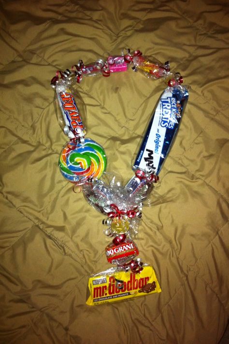 Candy Bar Lei, How To Make Candy Necklace For Graduation, Candy Necklaces For Graduation, Dance Recital Candy Lei, Candy Lai For Graduation, Diy Lei, Graduation Candy Lei, Performance Gift, Candy Leis