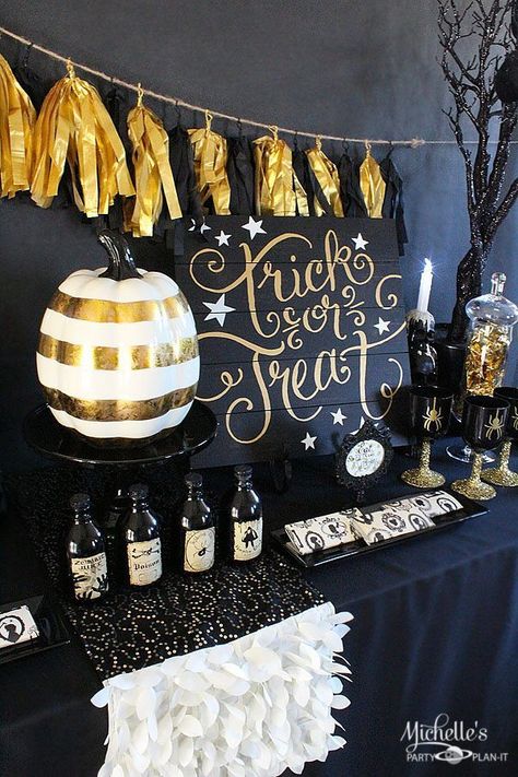 Black And Gold Halloween, Glam Halloween Party, Gold Halloween, Dulces Halloween, Adult Halloween Party, Halloween Bash, Halloween Party Ideas, Festa Party, Birthday Halloween Party