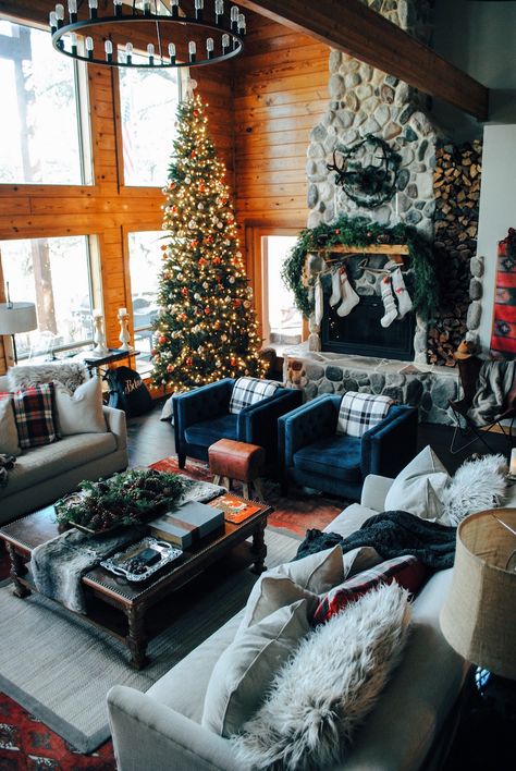 Brace Yourself: We Found The Most Dreamy Christmas Cabin #theeverygirl Sala Grande, Christmas Living Rooms, Christmas Room, Rustic Living, Rustic Living Room, Rustic Cabin, Dream Decor, Cozy Christmas, A Living Room