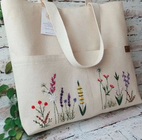 Embroidery.Вышивка.Handmade (@world_embroidery) • Instagram photos and videos Photo Bag Ideas, Hand Embroidery Tote Bag, Canvas Bag Embroidery Ideas, Tote Bag Embroidery Ideas, Embroidery On Bags, Tote Bag Diy Pattern, Leather Bag Tutorial, Tods Bag, Fabric Painting On Clothes