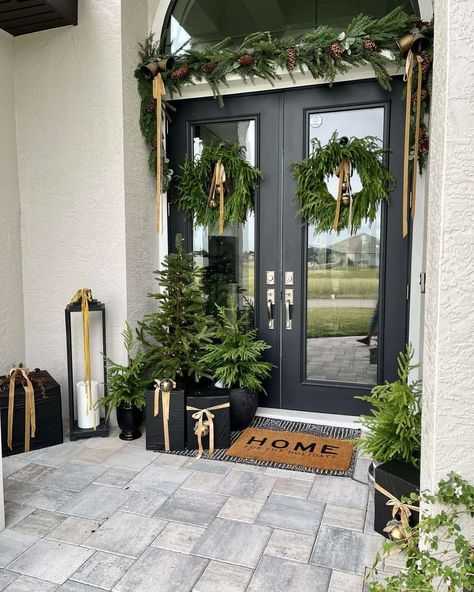 Evergreen Wreaths, Front Door Christmas Decorations, Diy Jul, Porch Christmas, Christmas Front Doors, Christmas Front Porch, Christmas Porch Decor, Diy Pots, Casa Exterior