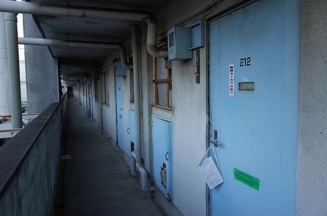 Apartment Walkway, Empty Apartment, Japan City, Photographie Portrait Inspiration, Kill La Kill, City Apartment, Cinematic Photography, Brutalism, Environment Concept Art