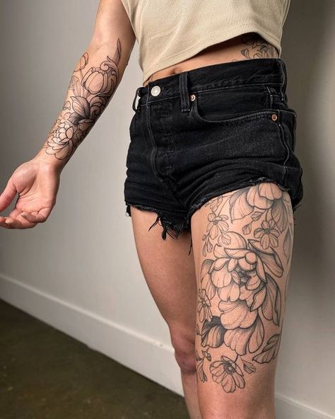 Tulip Tattoo, Free Hand Tattoo, Leg Tattoos Women, Peonies Tattoo, Tattoos Women, Botanical Tattoo, Hip Tattoo, Thigh Tattoo, Leg Tattoos