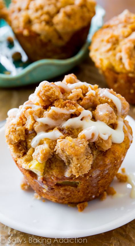 Big, buttery cinnamon apple muffins with a brown sugar crumb topping and sweet vanilla glaze. Better than a bakery! Churros Cookies, Apple Crumb Muffins, Pecan Pie Bars Recipe, Keto Pecan Pie, Crumb Muffins, Pie Bar Recipes, Apple Crumb, Apple Cinnamon Muffins, Apple Muffins